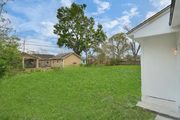 a front view of house with yard