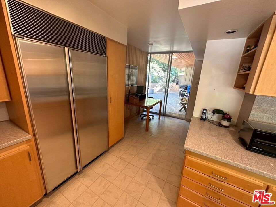 590 North Tigertail Road Los Angeles, CA 90049 - Photo 16 of 69