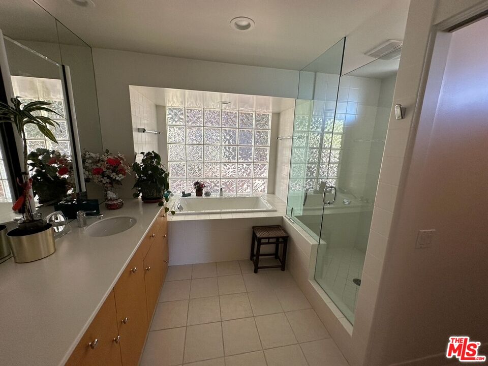 590 North Tigertail Road Los Angeles, CA 90049 - Photo 19 of 69