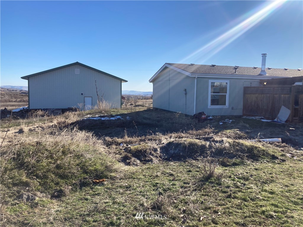 308 Bowers Road Yakima, WA 98908 - Photo 8 of 23 a view of a house with a yard
