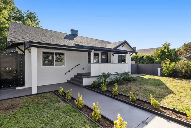 a view of a house with a yard