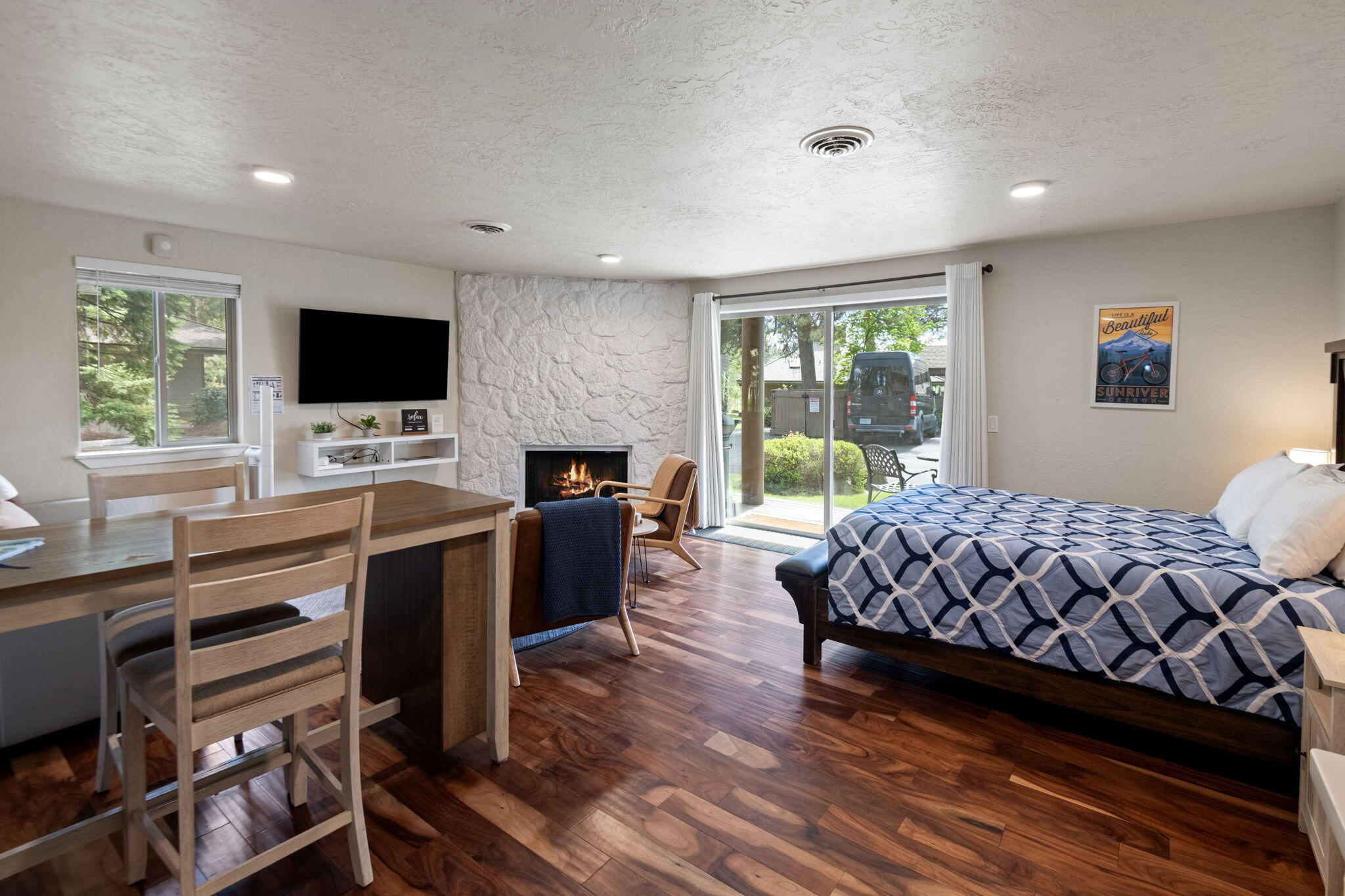 17654 Pinnacle Lane, Unit 16 Sunriver, OR 97707 - Photo 11 of 28 a bedroom with a bed and a flat screen tv