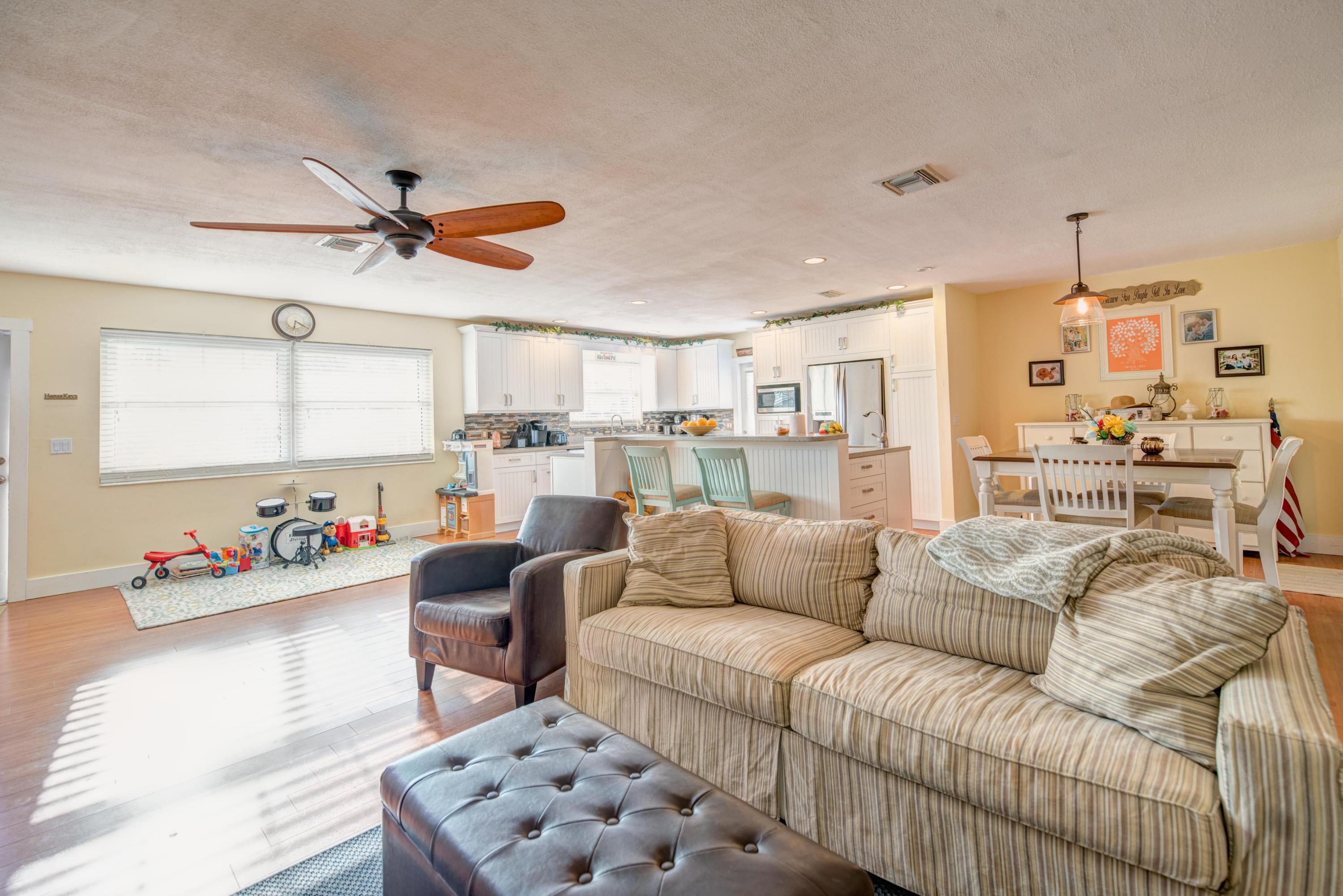 19882 Seabrook Road Jupiter, FL 33469 - Photo 10 of 17 11 Living Room