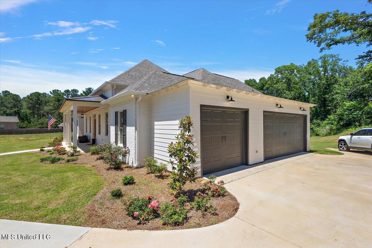 6603 Wirtz Road Flowood, MS 39232 - Photo 32 of 35 3 car garage