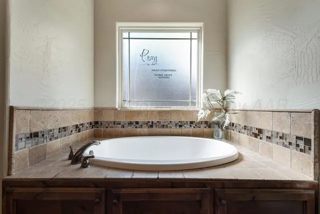 a view of entryway with window