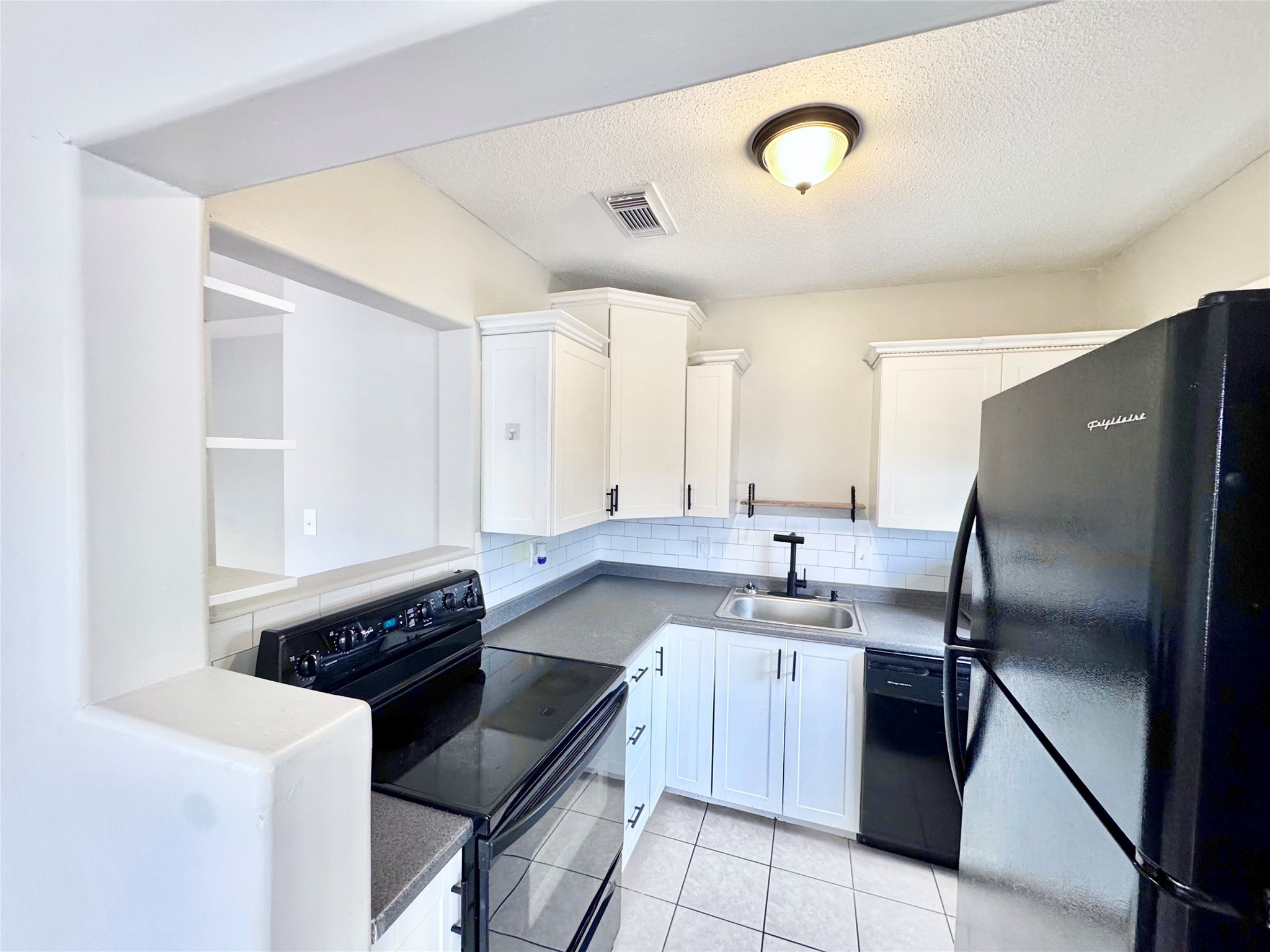 629 East 11th Street, Unit 4 Houston, TX 77008 - Photo 15 of 29 a kitchen with stainless steel appliances granite countertop a sink stove and refrigerator