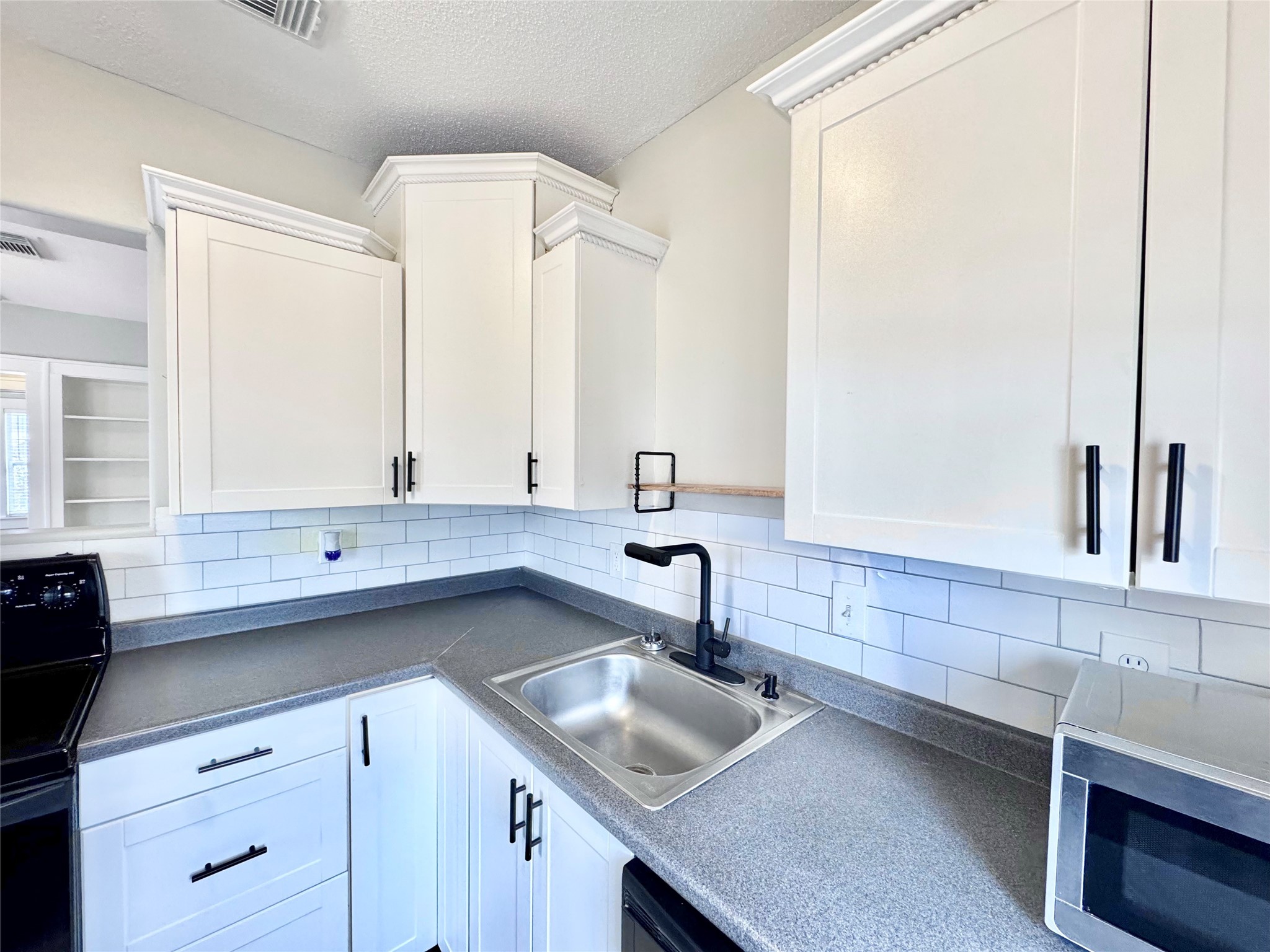 629 East 11th Street, Unit 4 Houston, TX 77008 - Photo 17 of 29 Nice large single basin sink with cool sink faucet that has different spray functions! Plenty of countertop space too! Plus comes with a small microwave!