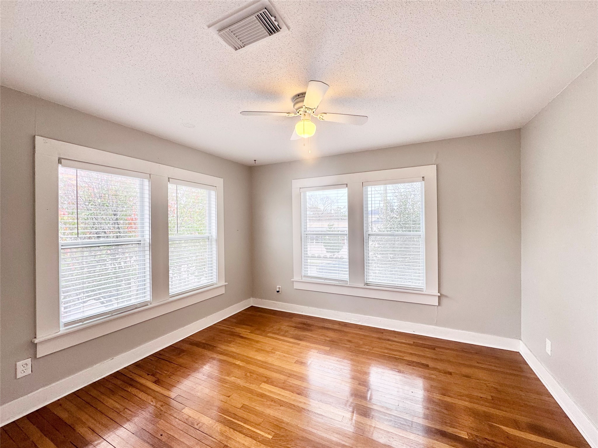 629 East 11th Street, Unit 4 Houston, TX 77008 - Photo 23 of 29 Bedroom is a good size and is flooded with natural light from two walls! One set of windows faces E 11th street and the other faces driveway alley. Faux wood blinds on ALL WINDOWS!