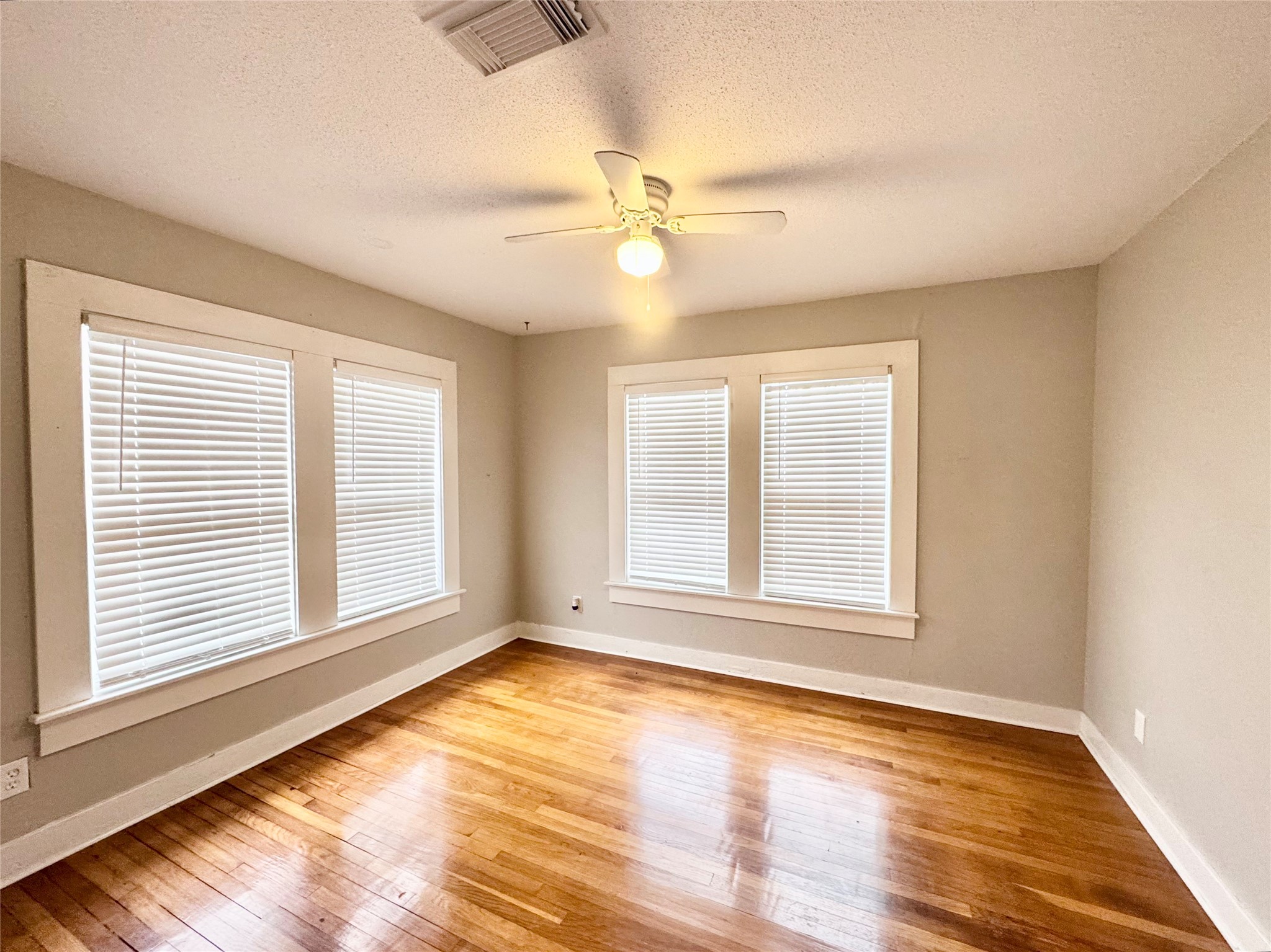 629 East 11th Street, Unit 4 Houston, TX 77008 - Photo 24 of 29 A view with all the blinds closed!