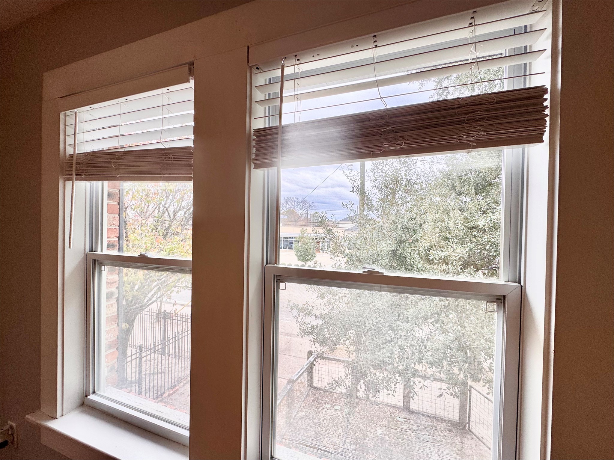 629 East 11th Street, Unit 4 Houston, TX 77008 - Photo 25 of 29 Bedroom windows look out to 11th street and enjoys shade and privacy by large tree out front!