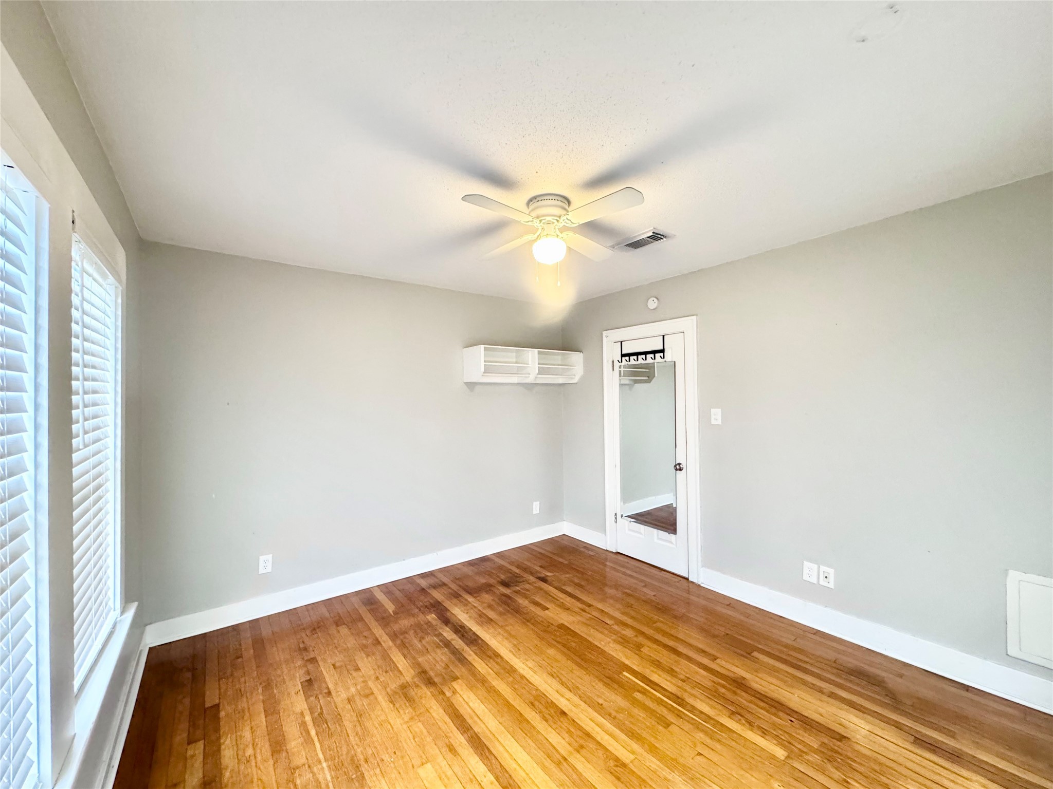 629 East 11th Street, Unit 4 Houston, TX 77008 - Photo 26 of 29 Another view of this cozy bedroom!