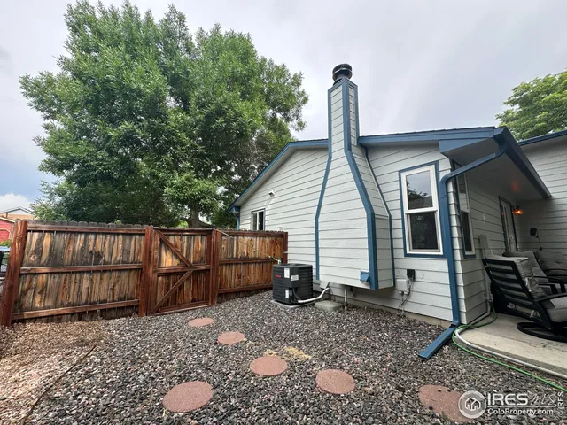 a view of a house with backyard and furniture