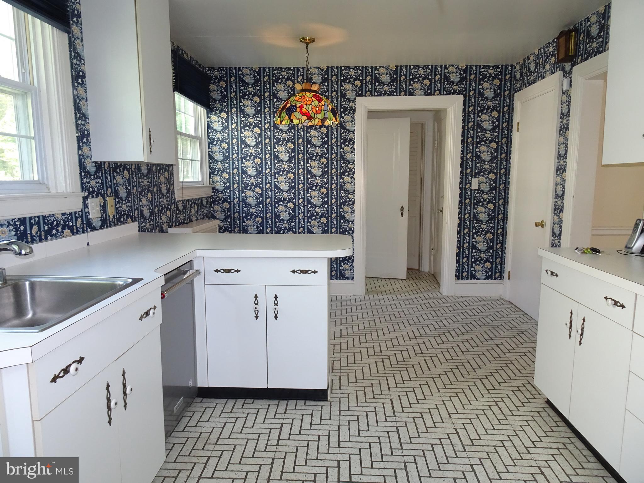 343 Tunbridge Road Baltimore, MD 21212 - Photo 12 of 39 LARGE EAT IN KITCHEN GREAT COUNTER &CABINET SPACE