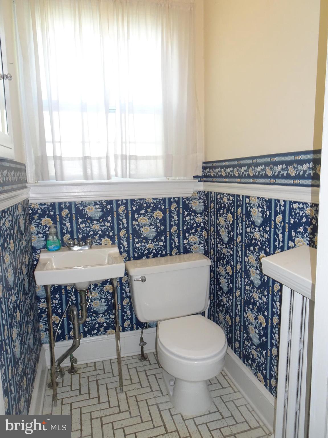 343 Tunbridge Road Baltimore, MD 21212 - Photo 16 of 39 POWDER ROOM OFF OF THE LIVING ROOM