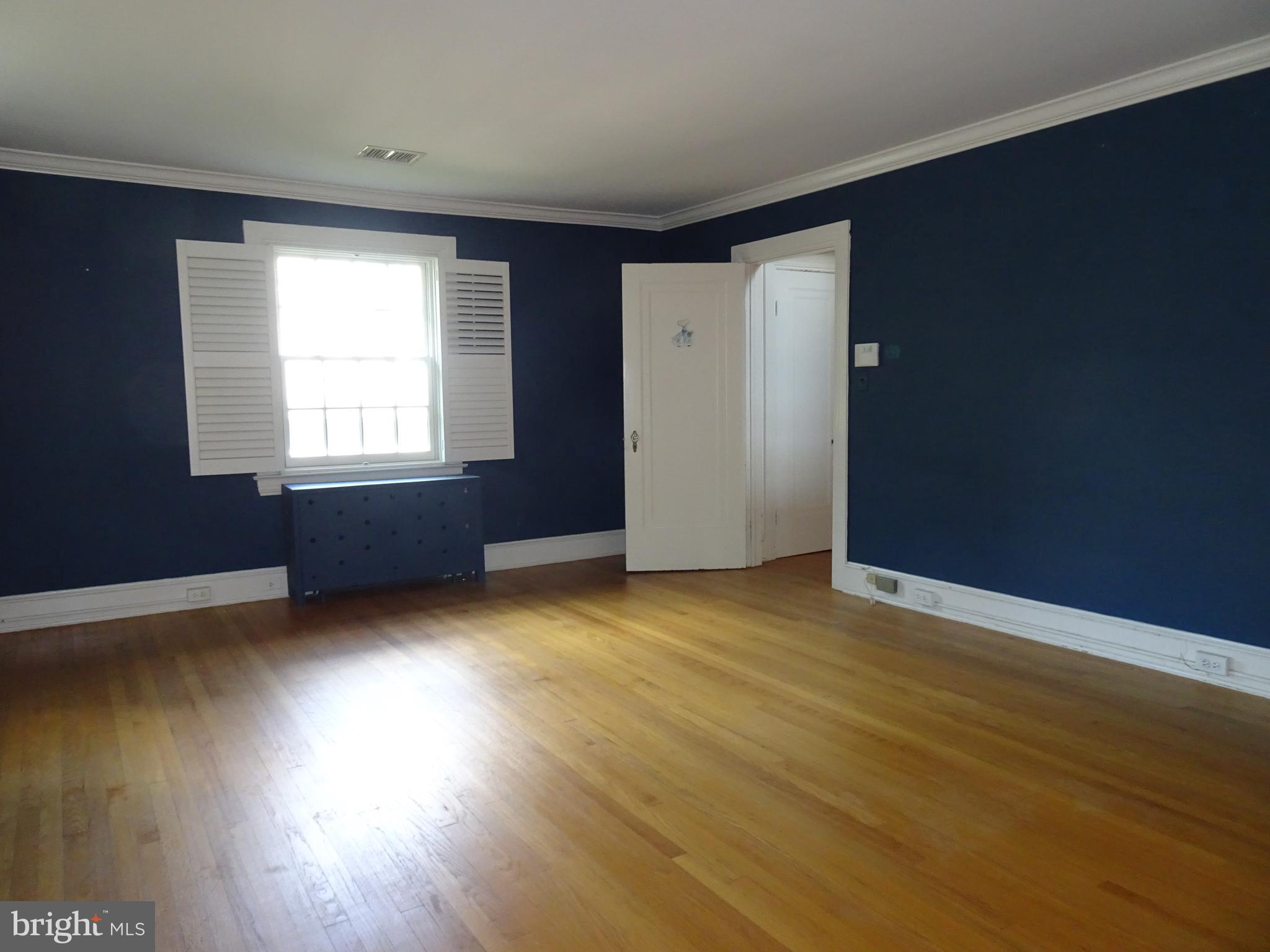 343 Tunbridge Road Baltimore, MD 21212 - Photo 17 of 39 LARGE MASTER BEDROOM WITH PRIVATE REMODELED BATH