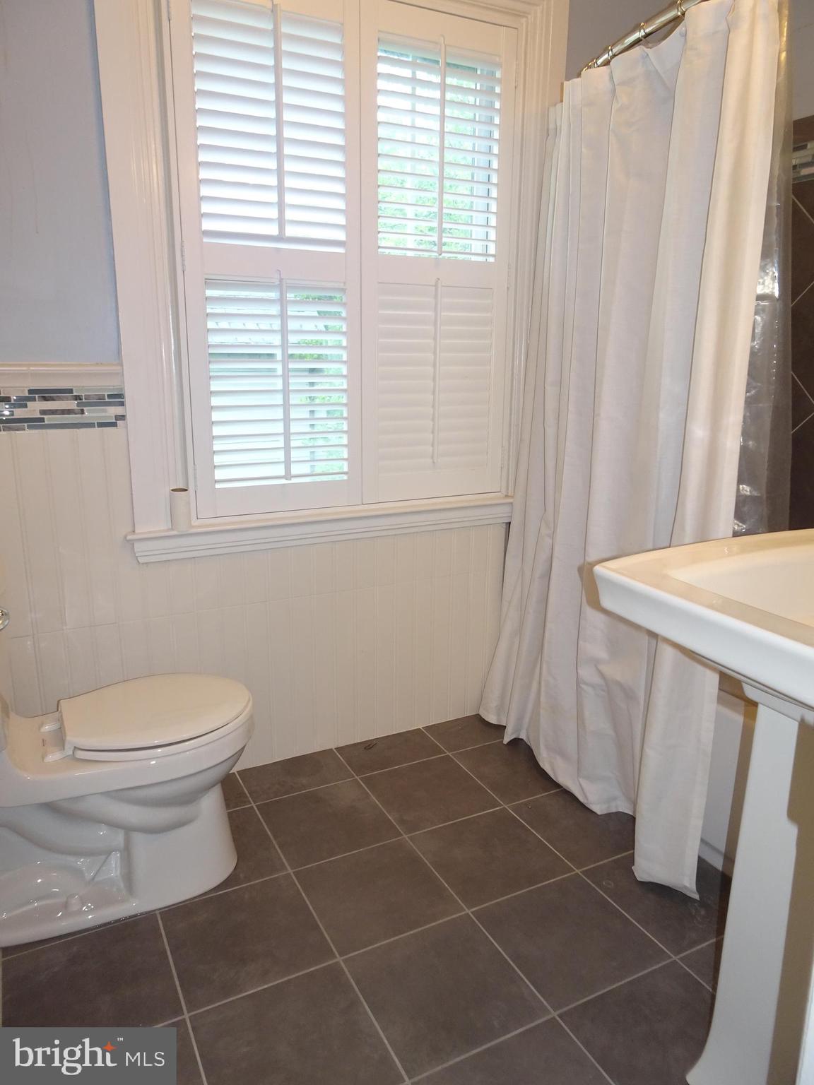 343 Tunbridge Road Baltimore, MD 21212 - Photo 25 of 39 FULL REMODELED FAMILY BATH