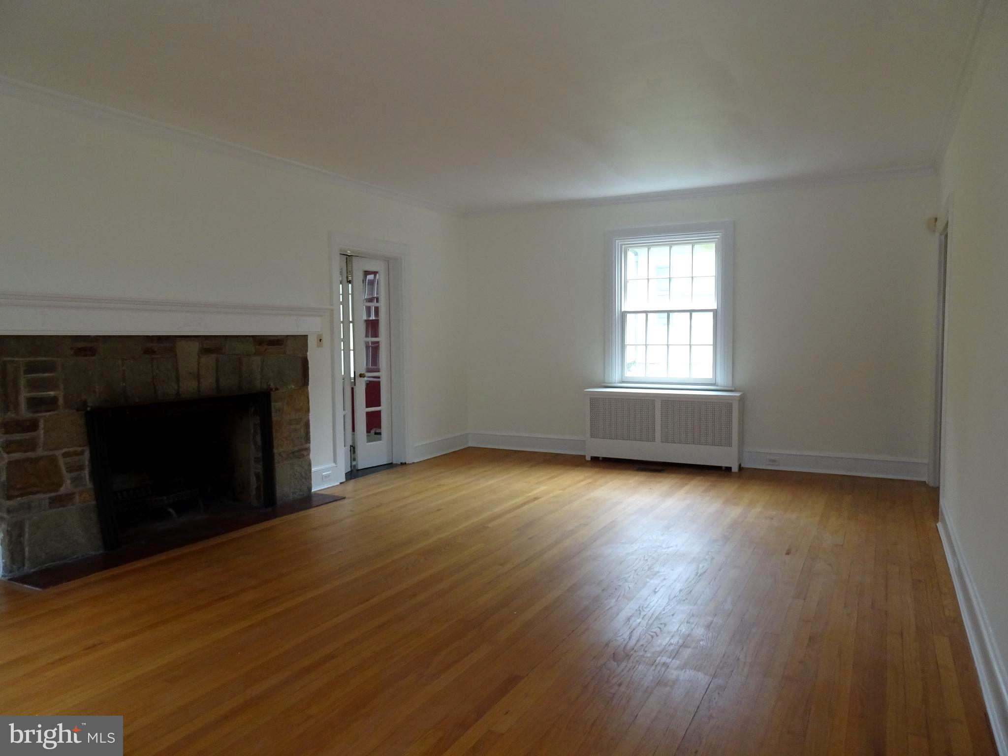343 Tunbridge Road Baltimore, MD 21212 - Photo 6 of 39 LARGE LIVING ROOM WONDERFUL ENTERTAINING FLOW