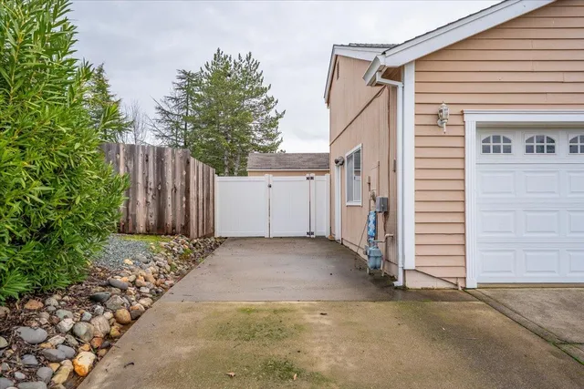 a view of a back yard of the house