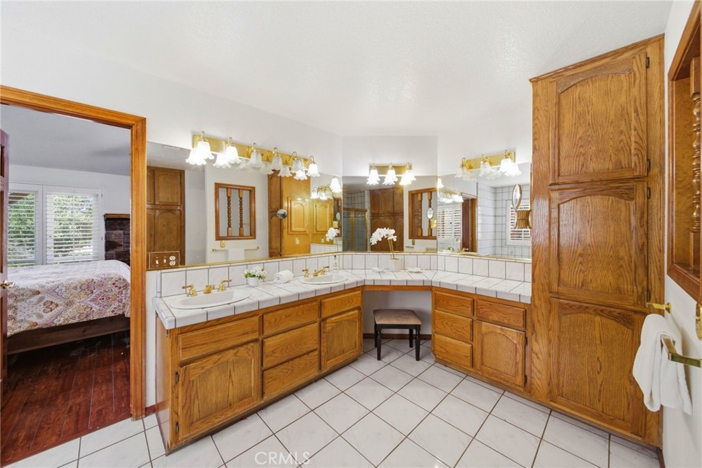 19670 Tonkawan Road Apple Valley, CA 92307 - Photo 37 of 70 Primary with double sinks & Vanity