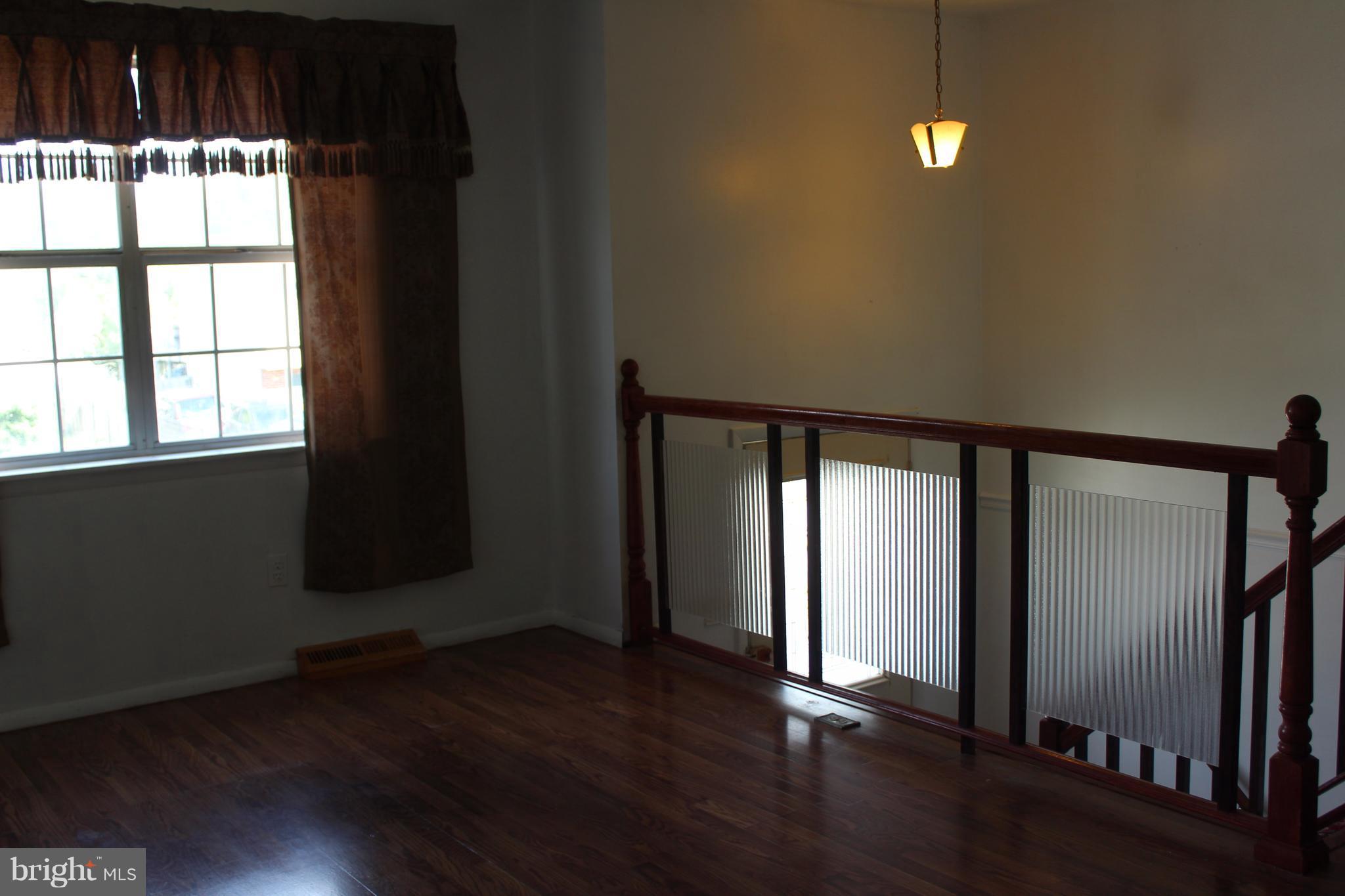 7902 New Freetown Road Pasadena, MD 21122 - Photo 11 of 30 Living Room