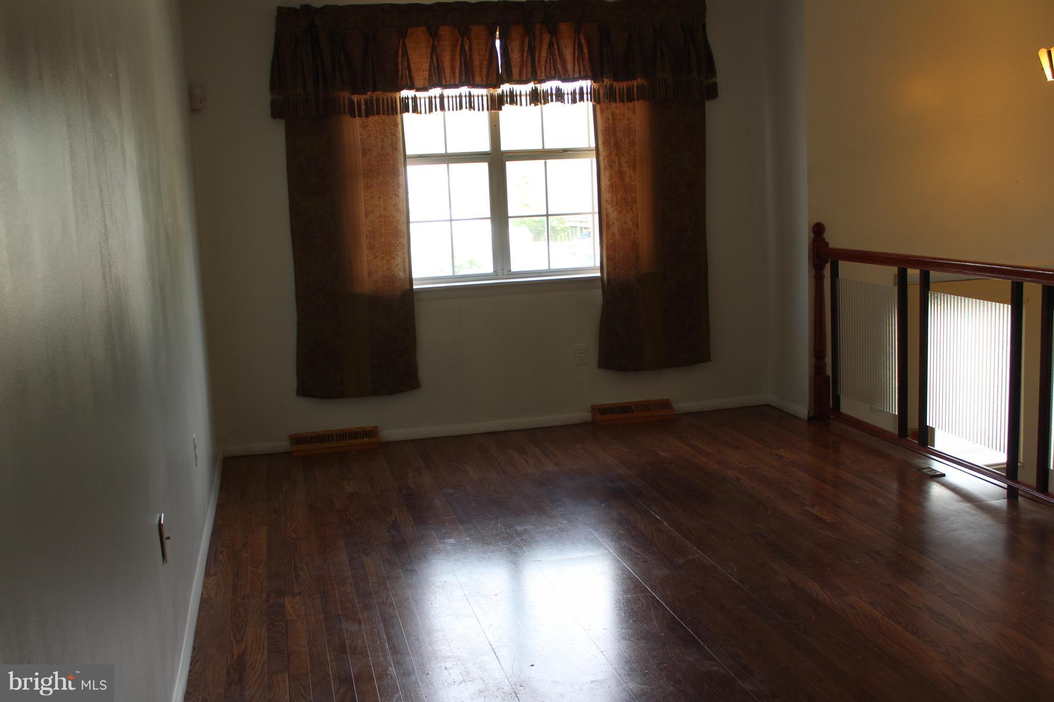 7902 New Freetown Road Pasadena, MD 21122 - Photo 10 of 30 Living Room
