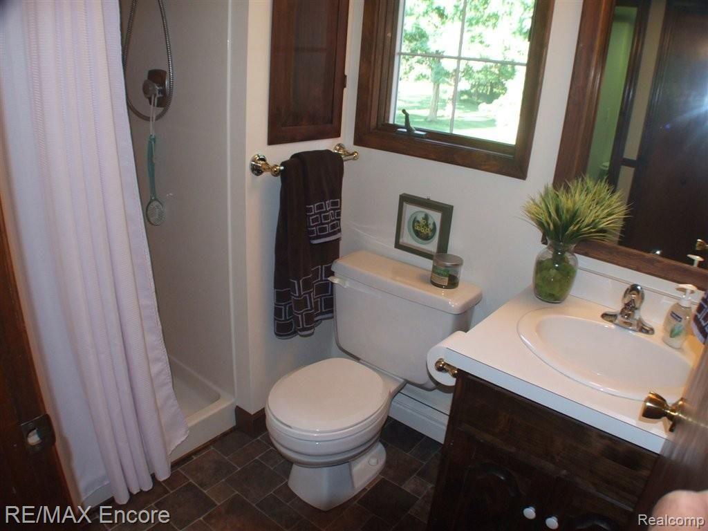 8550 Allen Road Clarkston, MI 48348 - Photo 13 of 26 Private bath for guests