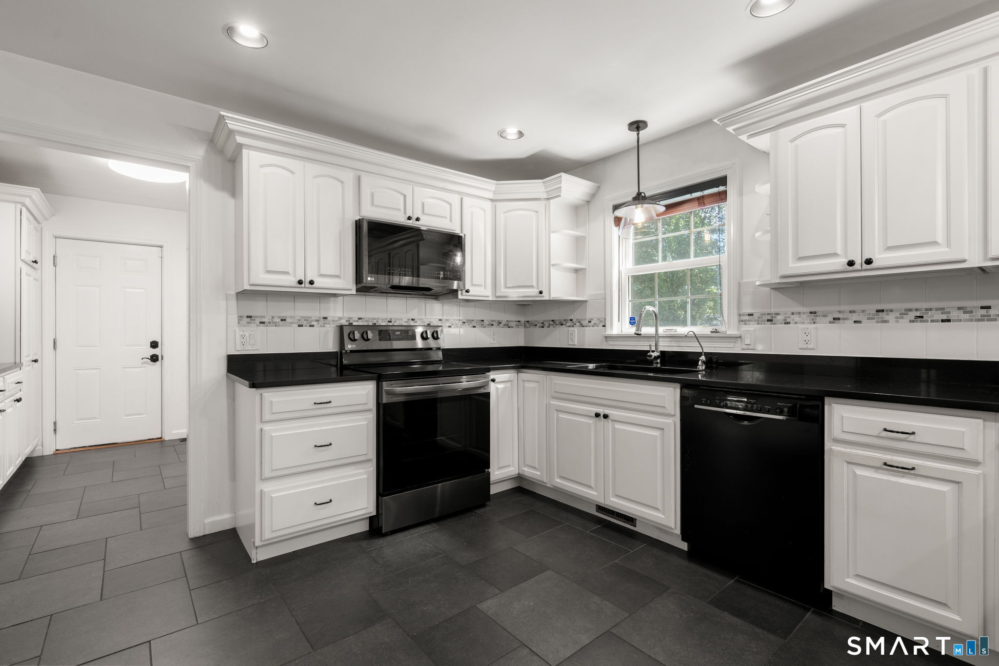 141 Briar Hill Road Groton, CT 06340 - Photo 4 of 40 Gallery Image 4