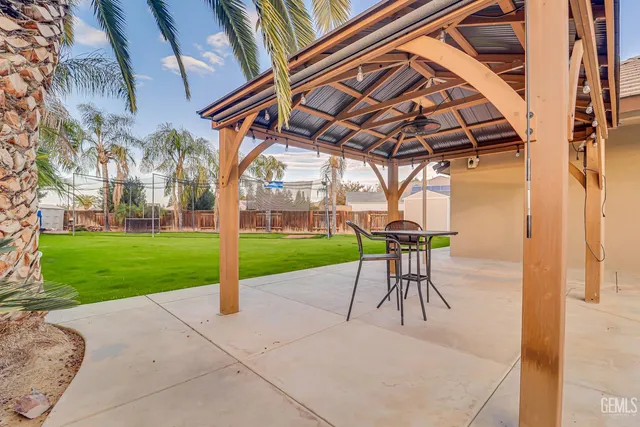 a view of a yard with a fountain