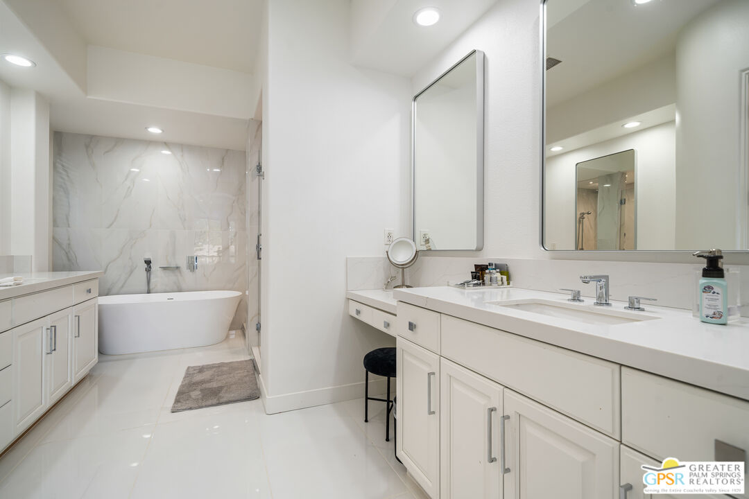74226 Via Venezia Palm Desert, CA 92260 - Photo 19 of 38 a spacious bathroom with a double vanity sink mirror and bathtub