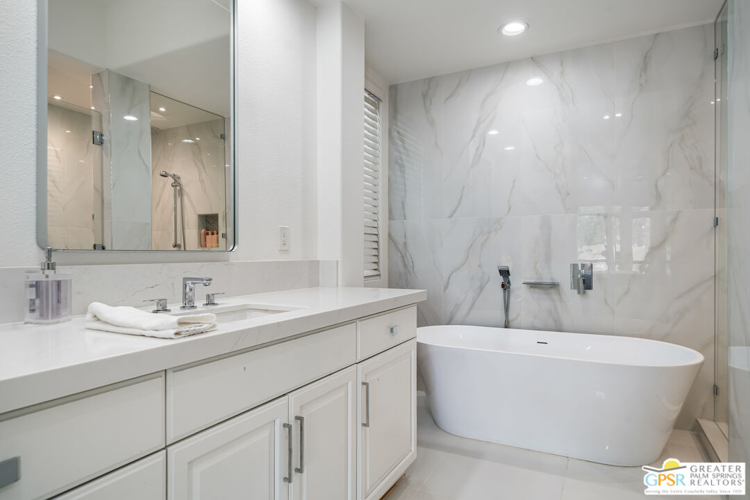 74226 Via Venezia Palm Desert, CA 92260 - Photo 20 of 38 a bathroom with a bathtub and a sink