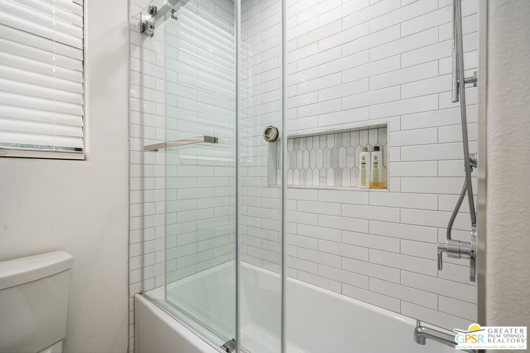 74226 Via Venezia Palm Desert, CA 92260 - Photo 26 of 38 a bathroom with a shower