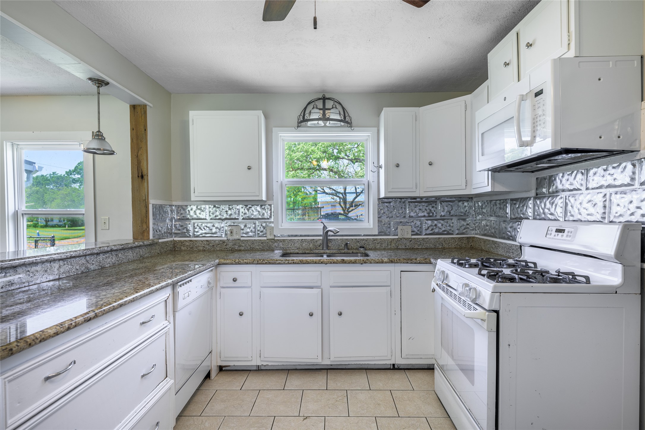 604 Fordtrand Street Ellinger, TX 78938 - Photo 3 of 13