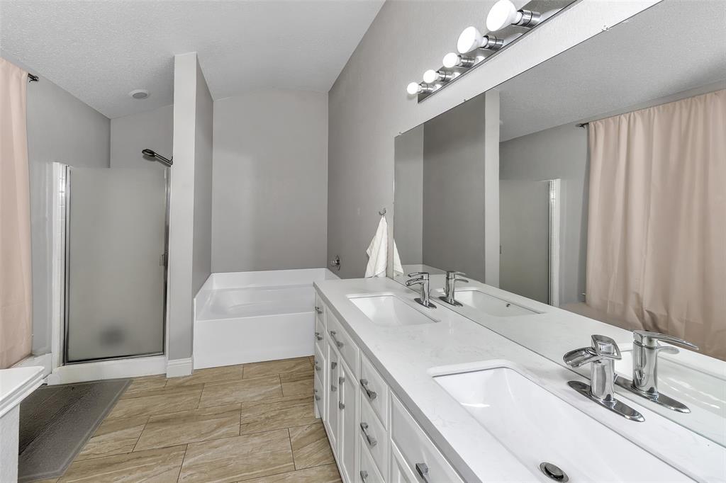 13637 Cherokee Ranch Road Fort Worth, TX 76262 - Photo 19 of 37 Ensuite bathroom, primary bedroom.