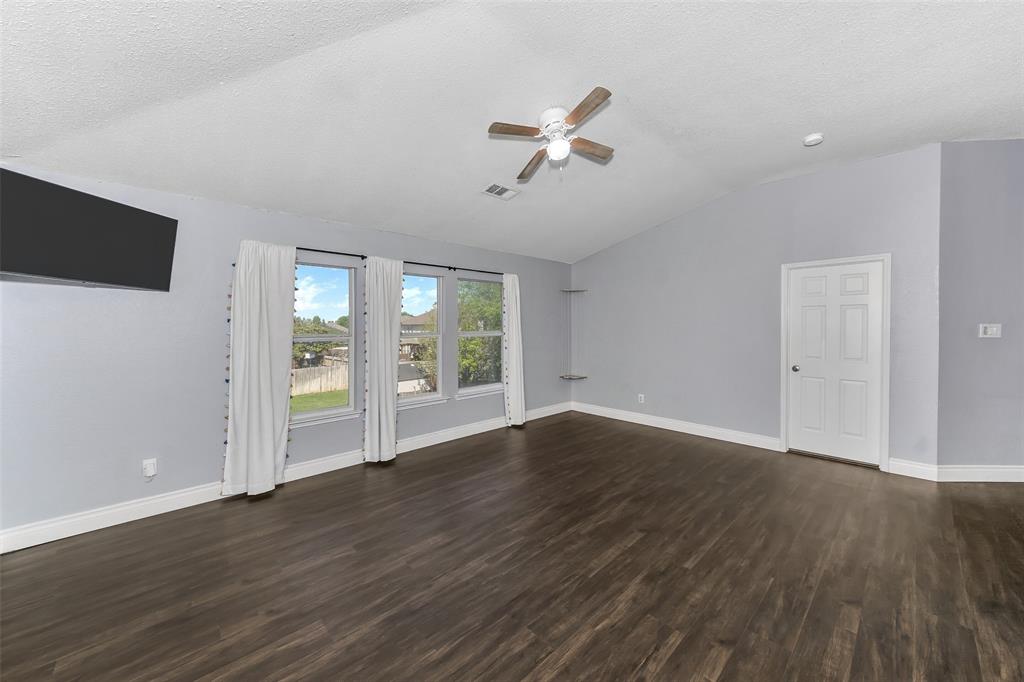 13637 Cherokee Ranch Road Fort Worth, TX 76262 - Photo 22 of 37 Upstairs flex space, view 3