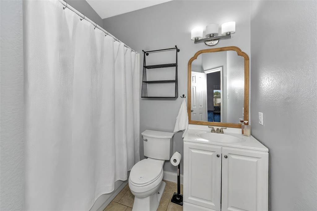 13637 Cherokee Ranch Road Fort Worth, TX 76262 - Photo 23 of 37 Upstairs Full Bath