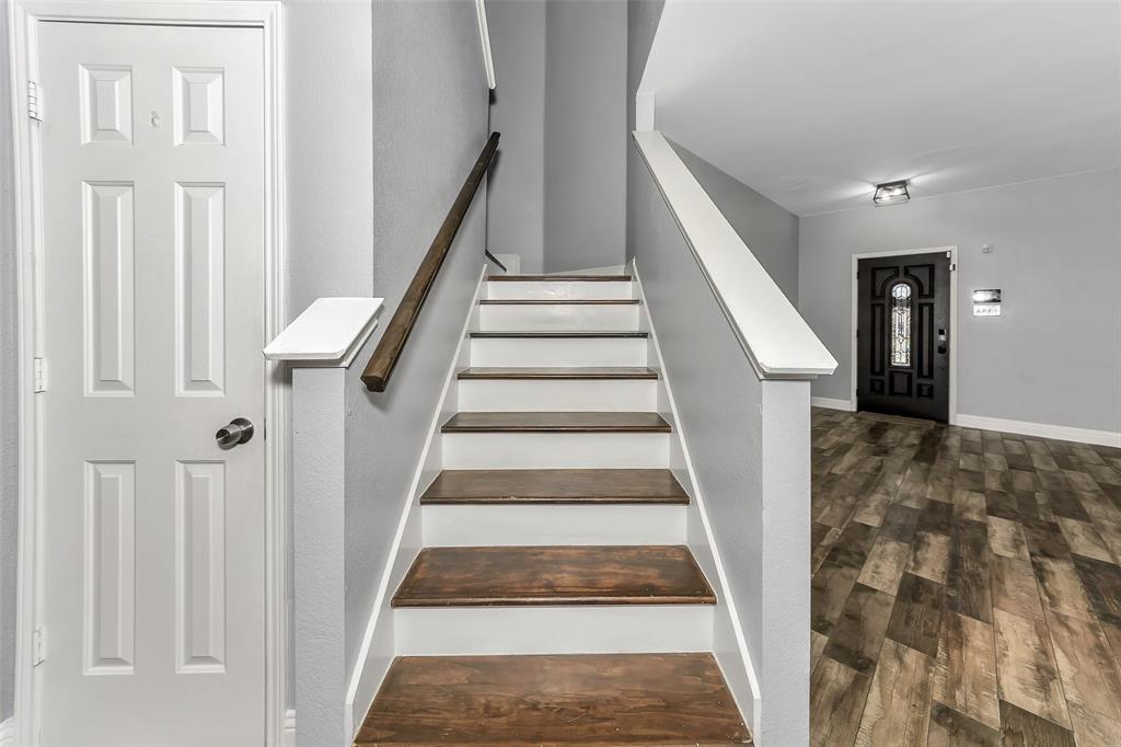 13637 Cherokee Ranch Road Fort Worth, TX 76262 - Photo 5 of 37 Stairs