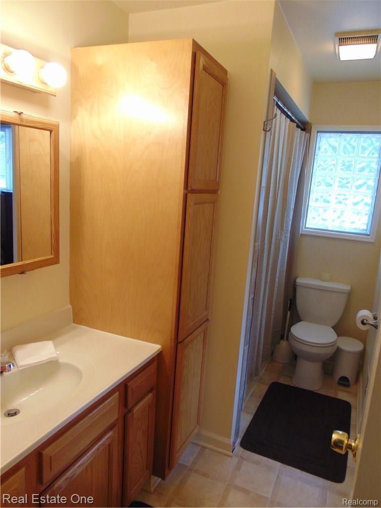 3799 Thomas Road Oxford, MI 48371 - Photo 15 of 39 Full bath on entry level