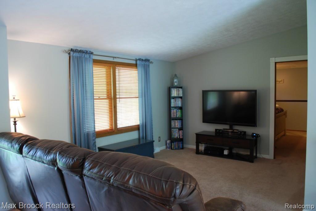 3390 Ridge Road Highland, MI 48356 - Photo 18 of 37 Great Room