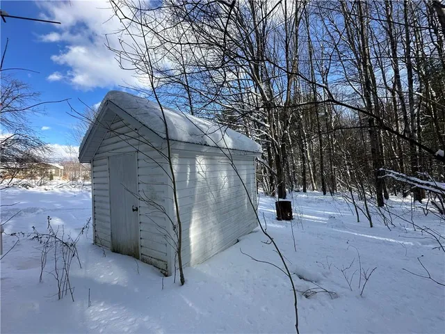 a view of a backyard