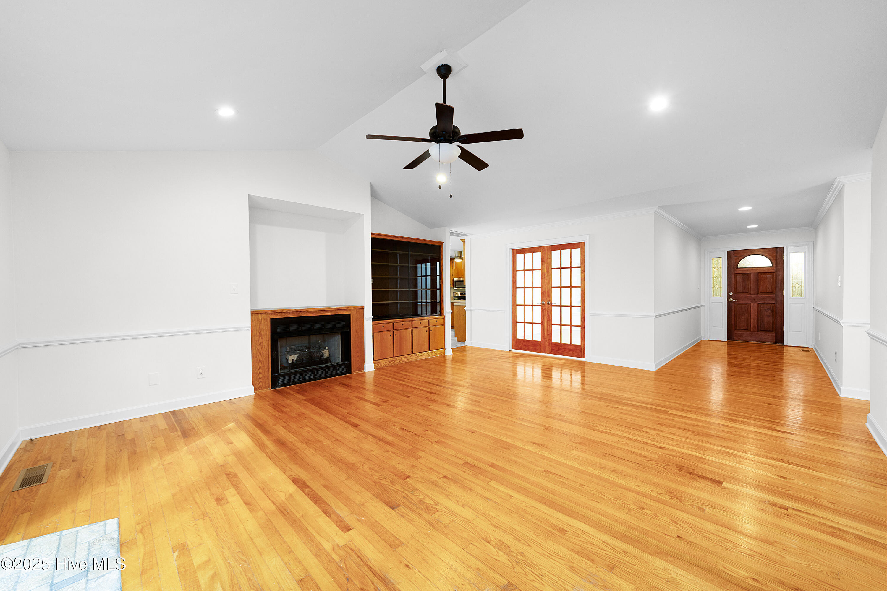 4449 Kershaw Road Oriental, NC 28571 - Photo 3 of 24 Living Room
