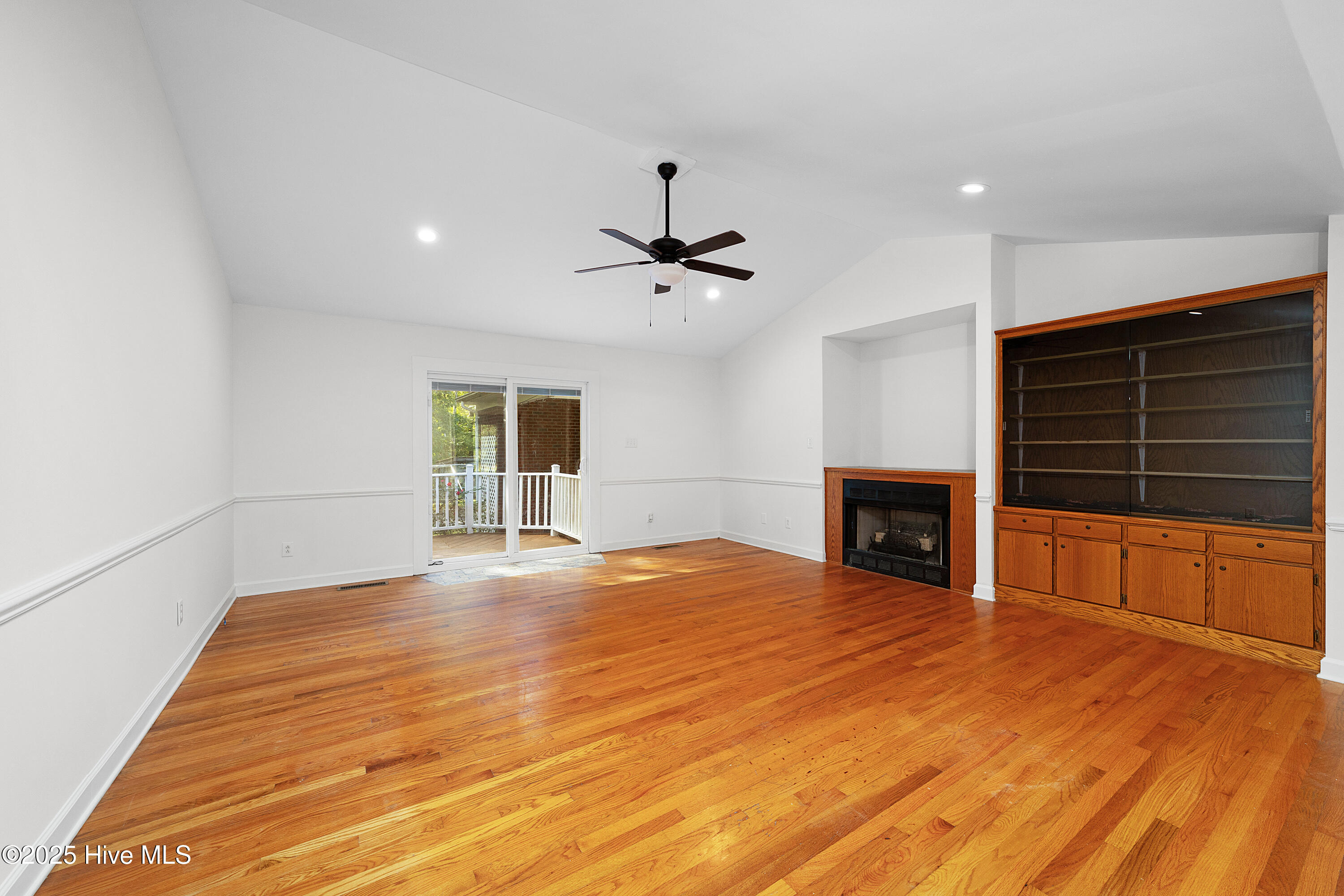 4449 Kershaw Road Oriental, NC 28571 - Photo 7 of 24 Living Room