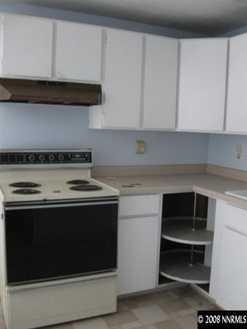 126 Bernoulli Street Reno, NV 89506 - Photo 2 of 5 a stove top oven sitting inside of a kitchen