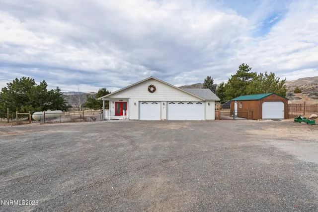a view of back yard of the house