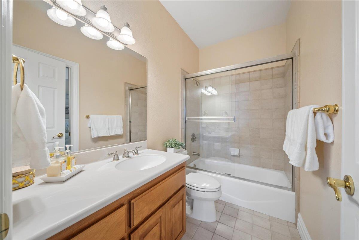 9133 Cedar Ridge Drive Granite Bay, CA 95746 - Photo 26 of 55 Upstairs full bathroom with direct access to one of the secondary bedrooms via pocket door