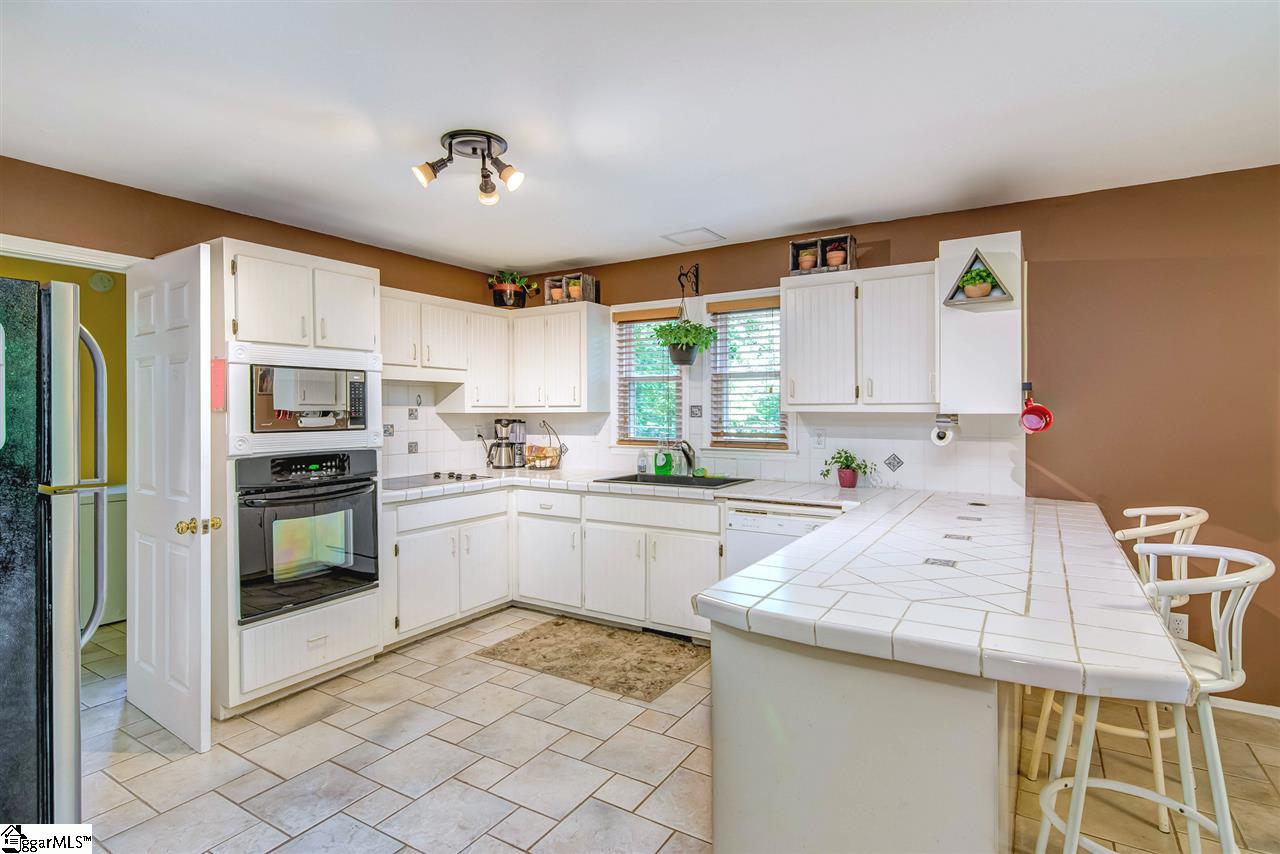 9 Rollingreen Road Greer, SC 29651 - Photo 3 of 36 Gallery Image 3