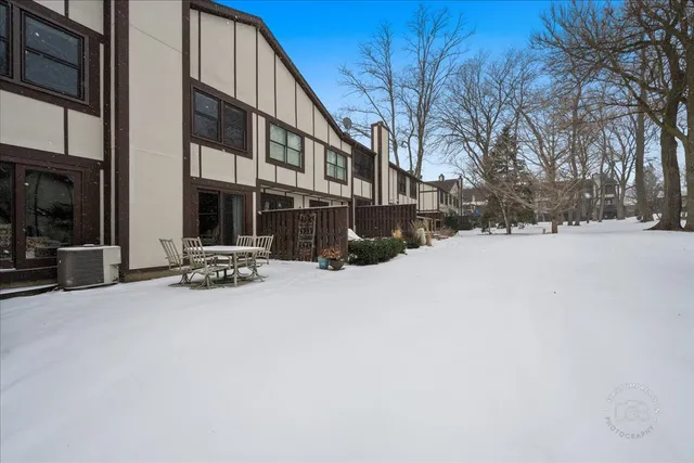 $415,000 | 63 White Oak Circle, Unit 63, St. Charles, IL 60174