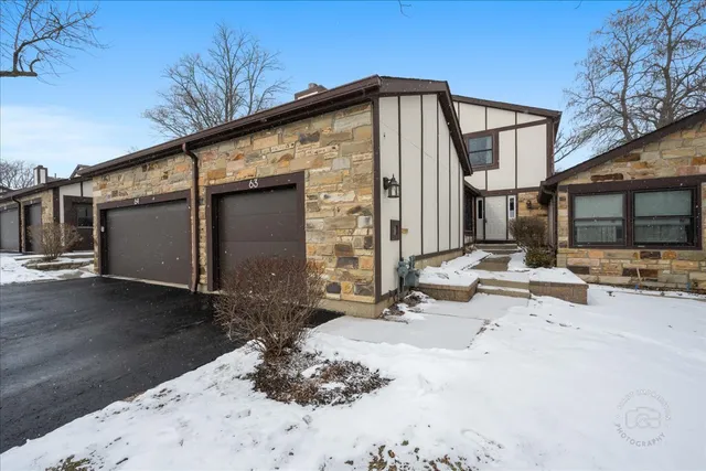 $415,000 | 63 White Oak Circle, Unit 63, St. Charles, IL 60174