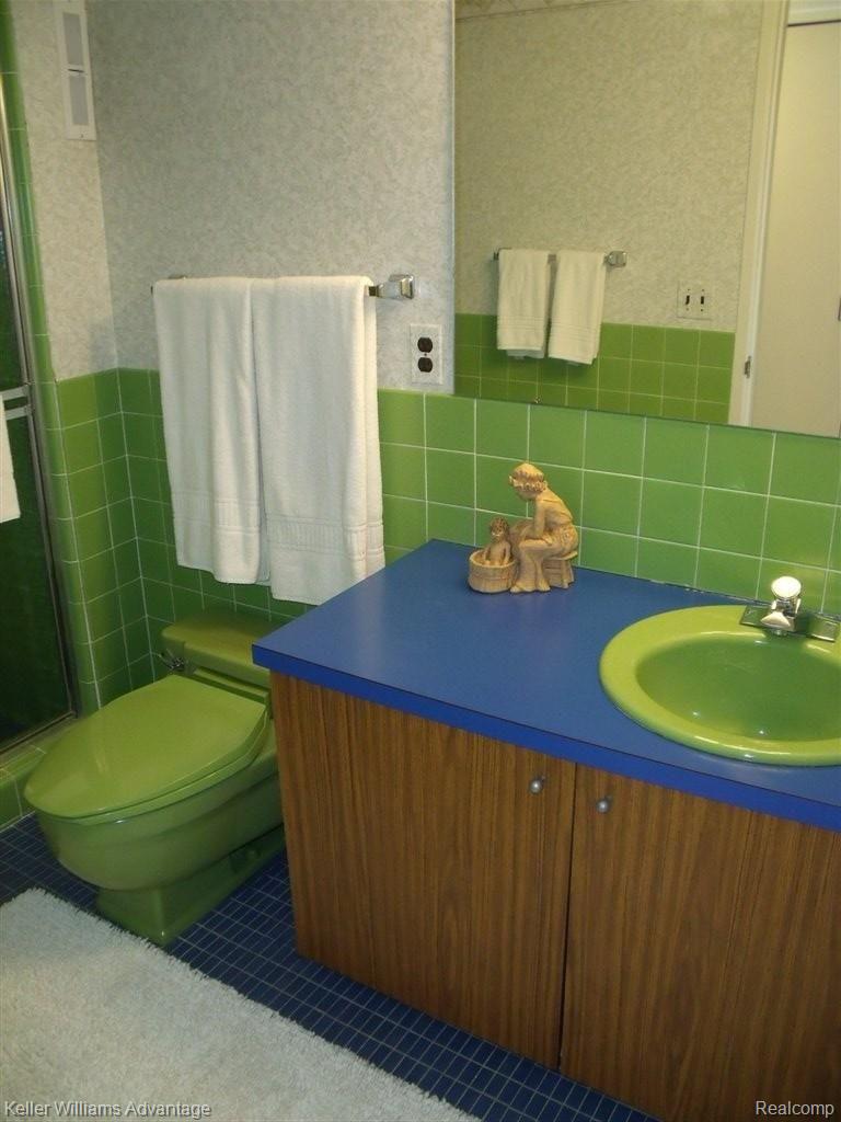 34424 Quaker Valley Road Farmington, MI 48331 - Photo 17 of 19 Lower Level Full Bath