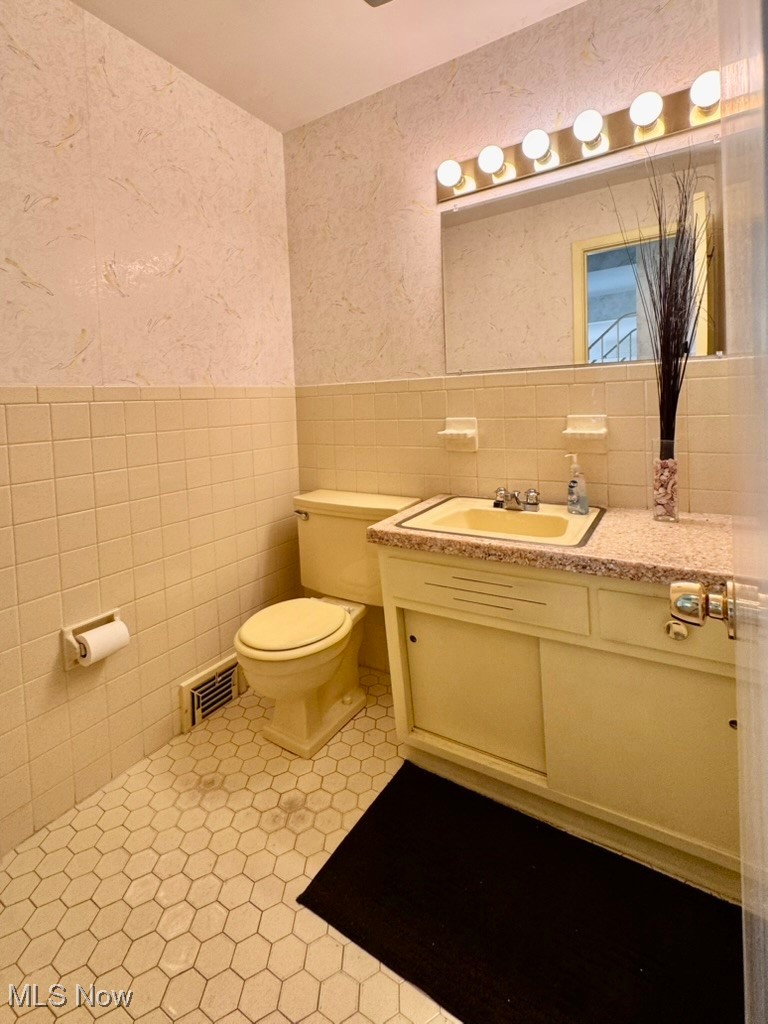 4769 Edenwood Road Cleveland, OH 44121 - Photo 10 of 27 First floor Half Bath