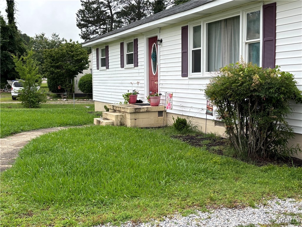 View of front facade with a front yard
